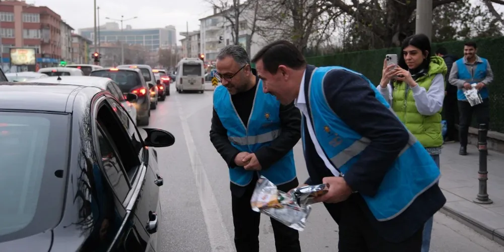 Başkan Kılca vatandaşlara iftarlık dağıttı