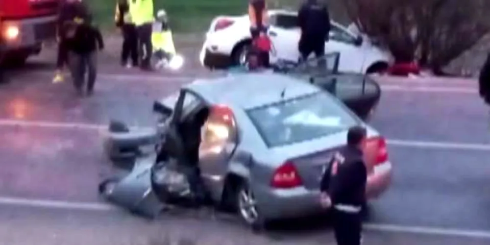 İki otomobil çarpıştı! Baba ve kızı öldü, 4 kişi yaralandı