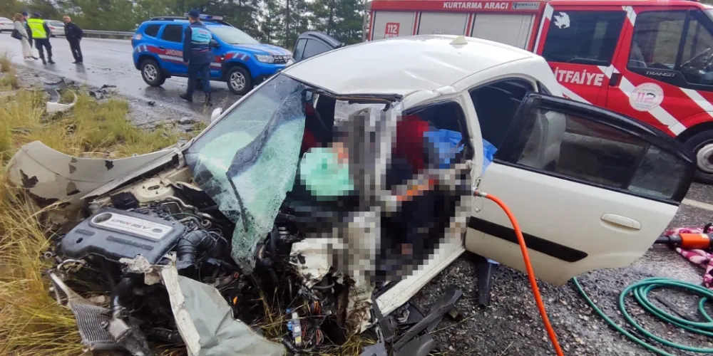Feci Kaza! Yolcu otobüsü ile otomobil çarpıştı, 2 kişi öldü 4 kişi yaralandı