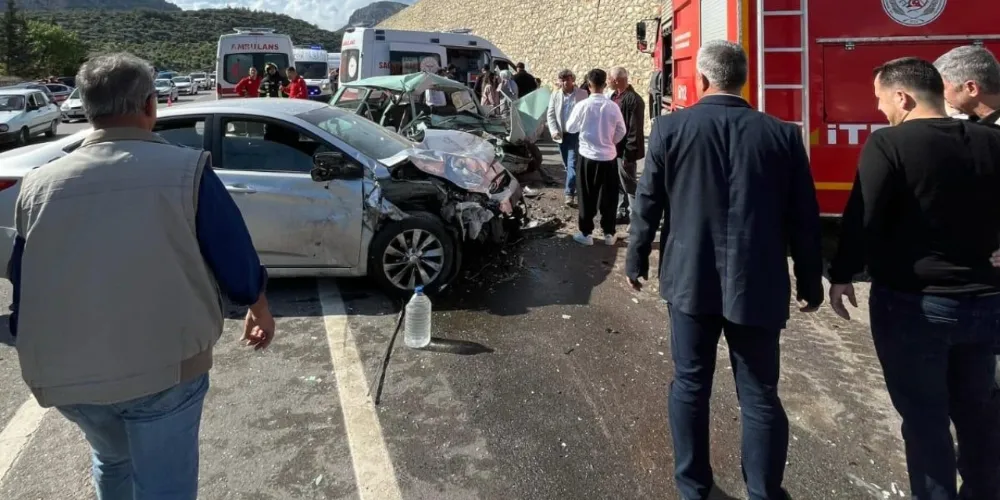 Araçlar birbirine girdi! 1 ölü, 9 yaralı