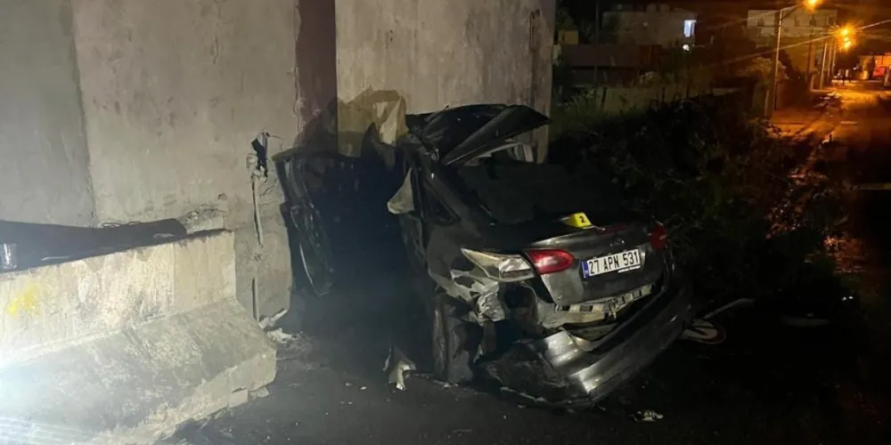 Duvara çarpan otomobildeki 2 kişi can verdi
