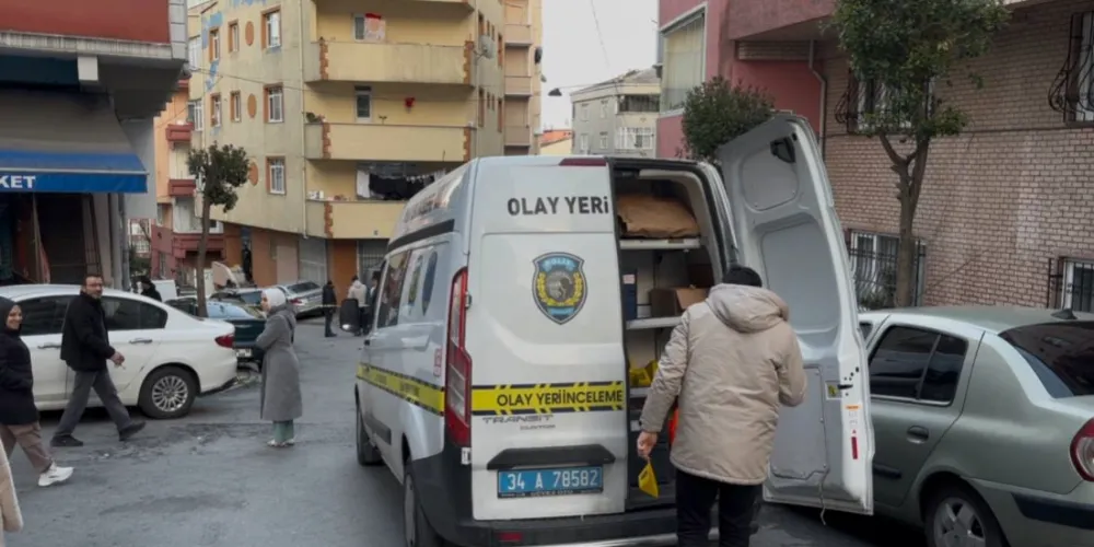 Sokak ortasında eşini bıçaklayarak öldürdü