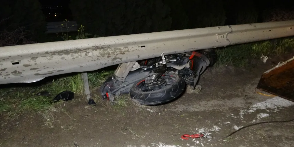 Bariyerlere çarpan motosikletin sürücüsü öldü