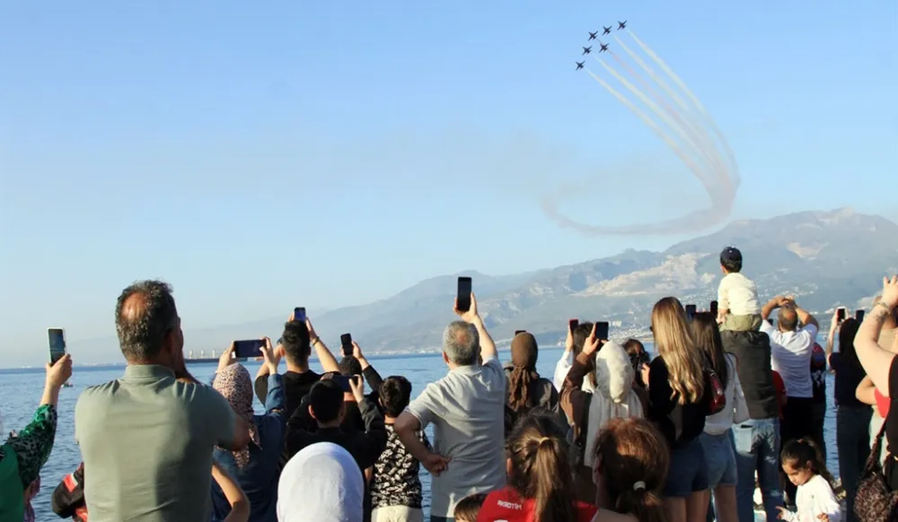 Türk Yıldızları gösterisi İskenderun semalarında nefes kesti