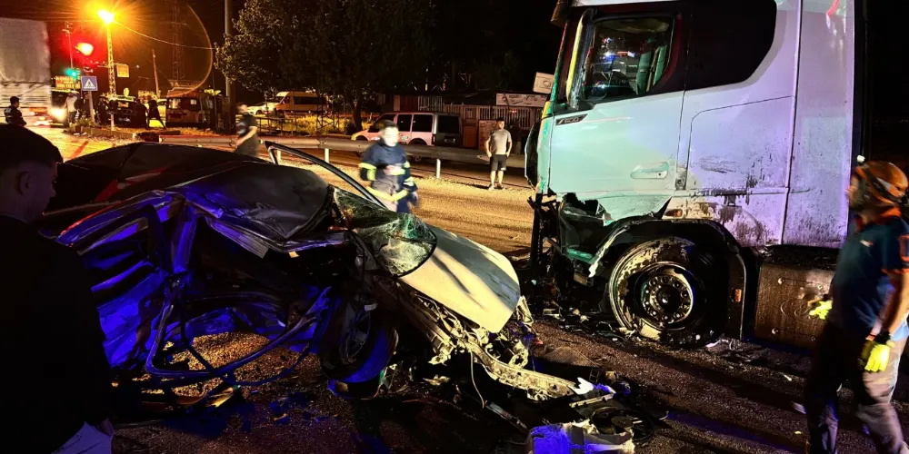 Otomobil kamyon ile çarpıştı! 1 ölü, 1 yaralı 