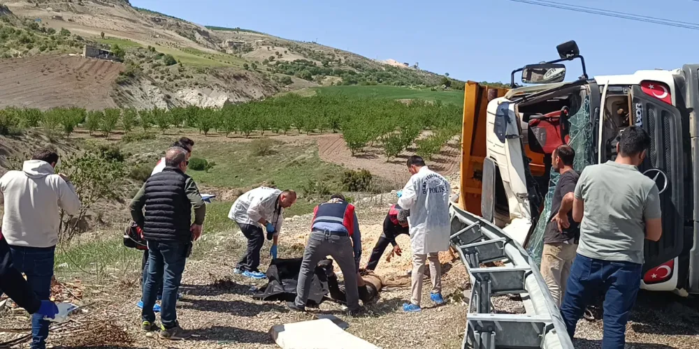 Devrilen kamyonda feci şekilde can verdi