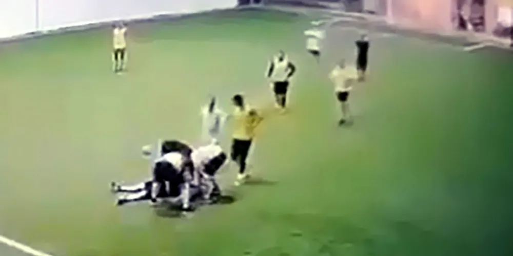 Halı sahada futbol oynarken öldü