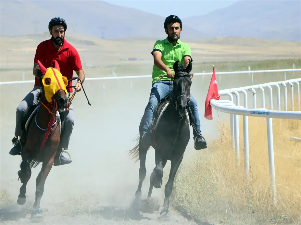 Rahvan at yarışları nefesleri kesti