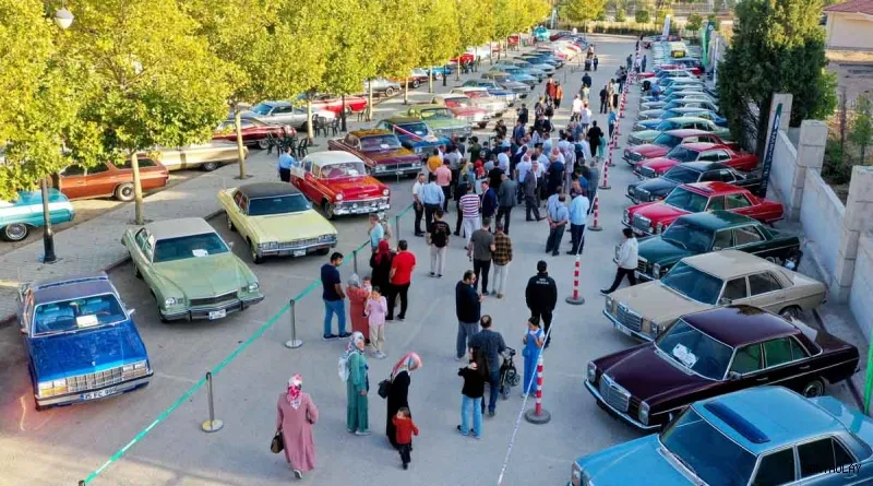 Klasik araba tutkunları haydi Meram